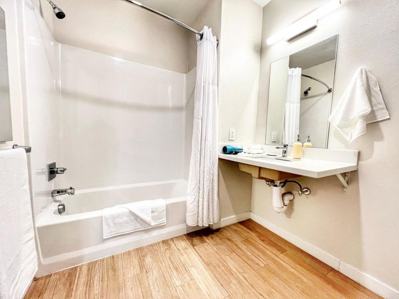 Apartamento The Leo - One Bedroom W Private Balcony *