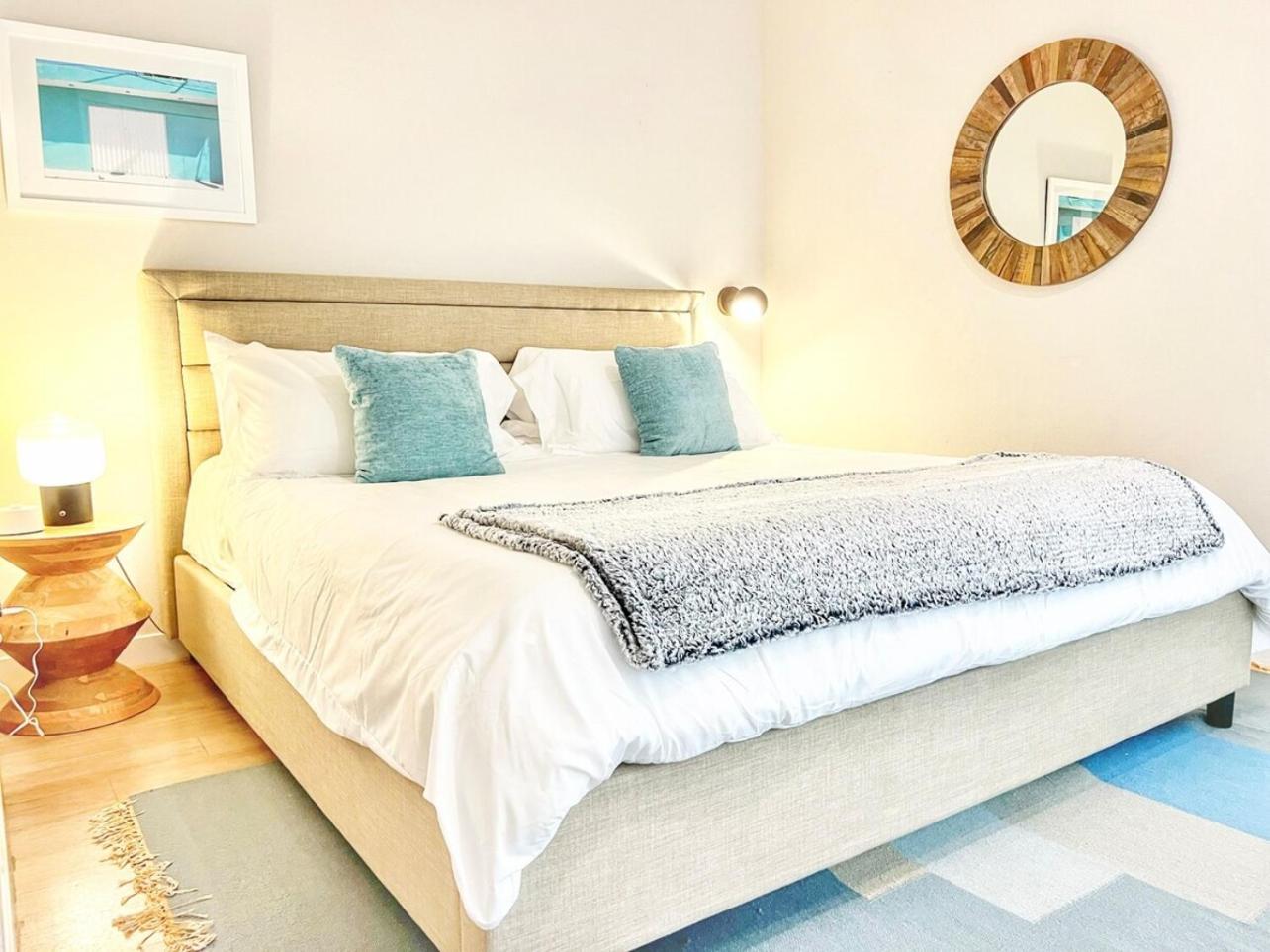 The Leo - One Bedroom W Private Balcony *