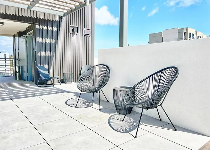 The Leo - One Bedroom Apartment W Private Balcony