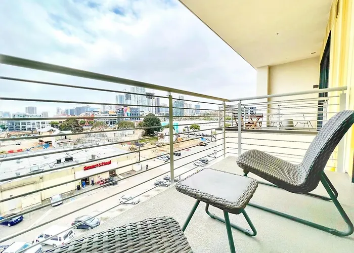 The Leo - One Bedroom Apartment W Private Balcony