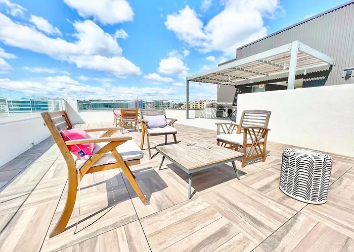 The Leo - One Bedroom Apartment W Private Balcony