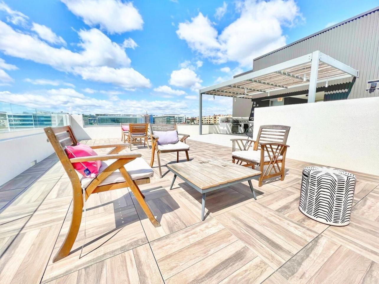 The Leo - One Bedroom W Private Balcony *