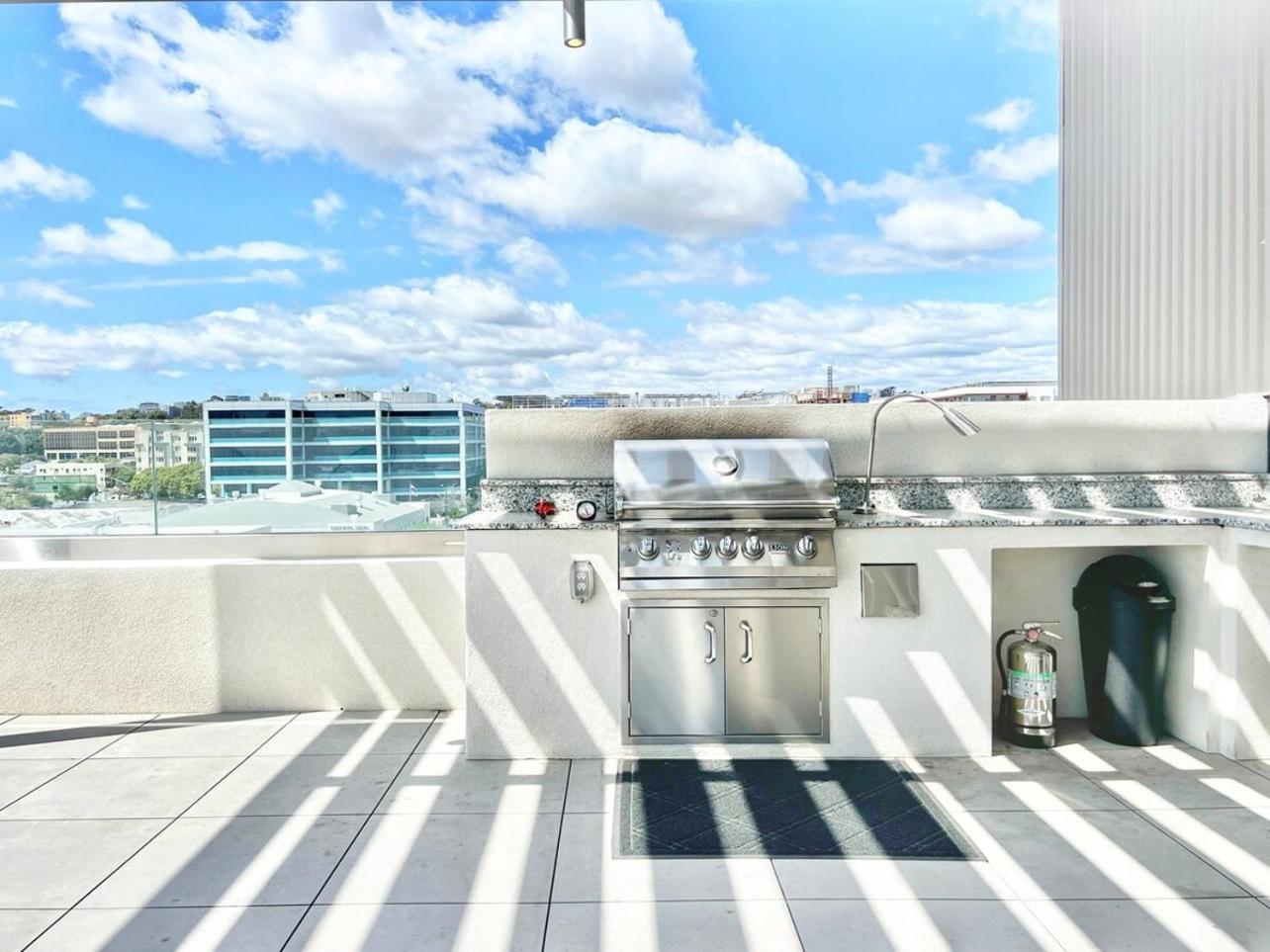 The Leo - One Bedroom W Private Balcony Appartement *